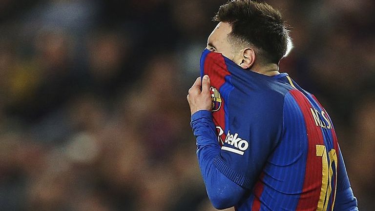 Lionel Messi se lamenta en un partido con el Barcelona
