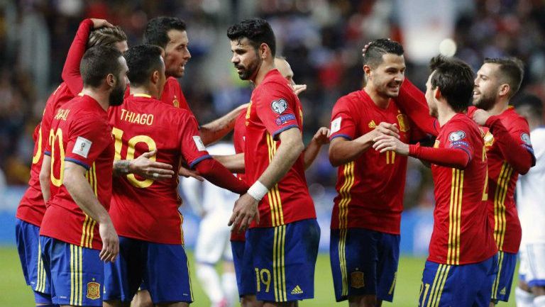 Jugadores de la selección española celebran un gol contra Israel