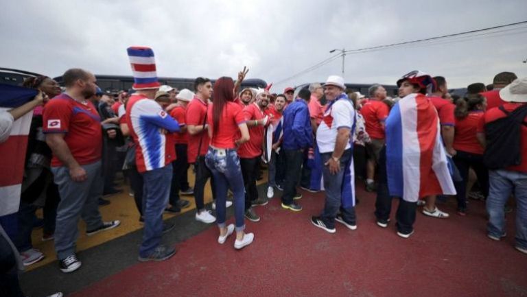 Aficionados de Costa Rica en la explanada del Estadio Azteca