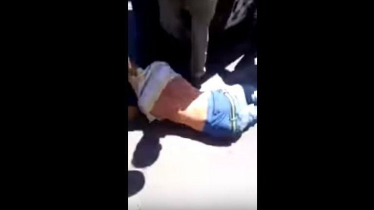 Uno de los delincuentes es golpeado por las víctimas