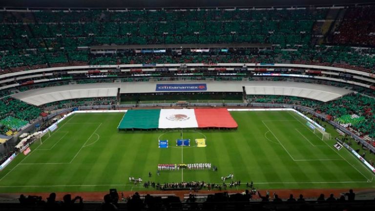 El mosaico en las tribunas y la bandera mexicana en el campo previo al juego frente a Costa Rica