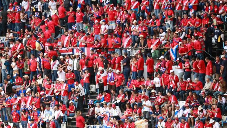 Aficionados a Costa Rica en las gradas del Estadio Azteca