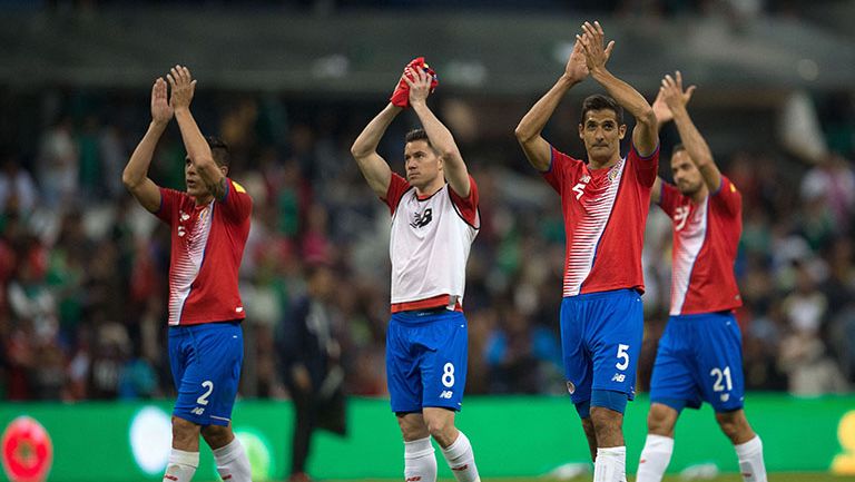 Los jugadores de Costa Rica agradecen a su afición tras salir derrotados del Azteca