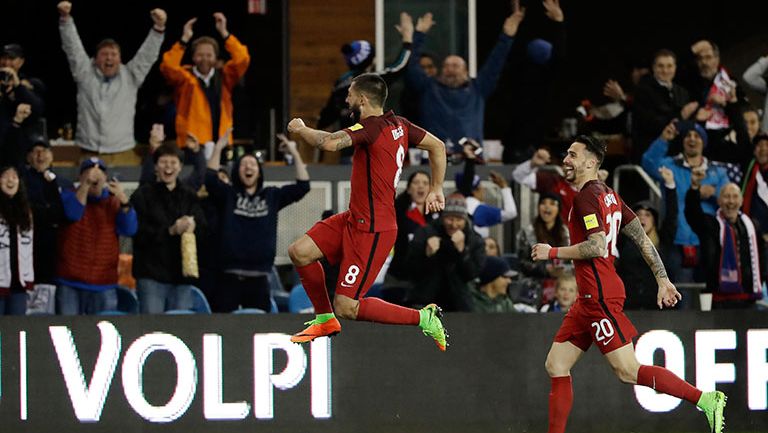 Clint Dempsey celebra uno de sus tres goles frente a Honduras