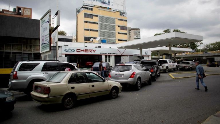 Decenas de coches hacen fila en una gasolinera en Venezuela