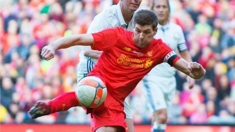 Steven Gerrard golpea un balón durante el juego de Leyendas del Liverpool y Real Madrid