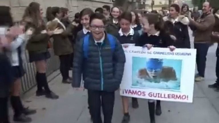 Compañeros de escuela de Guillermo Gracia le aplauden a su paso