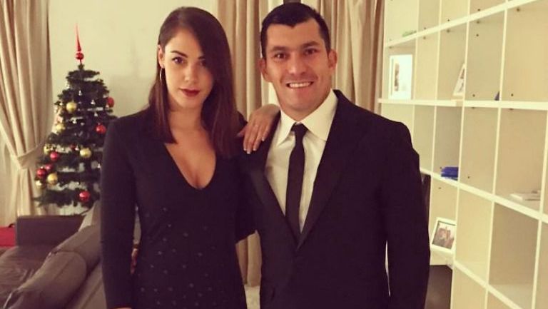 Gary Medel posa junto a su ahora prometida, Cristina Morales