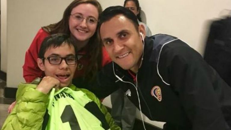 Keylor Navas regala su playera a un pequeño con discapacidad