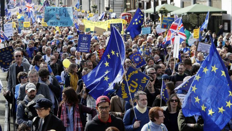 Británicos protestan con banderas y pancartas contra el 'Brexit' en Londres
