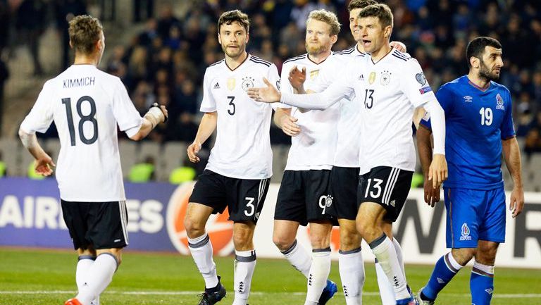 Jugadores alemanes celebran el tanto de Müller frente a Azerbaiyán