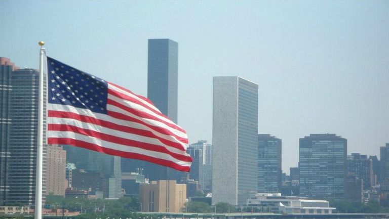 Bandera de Estados Unidos es ondeada por el aire