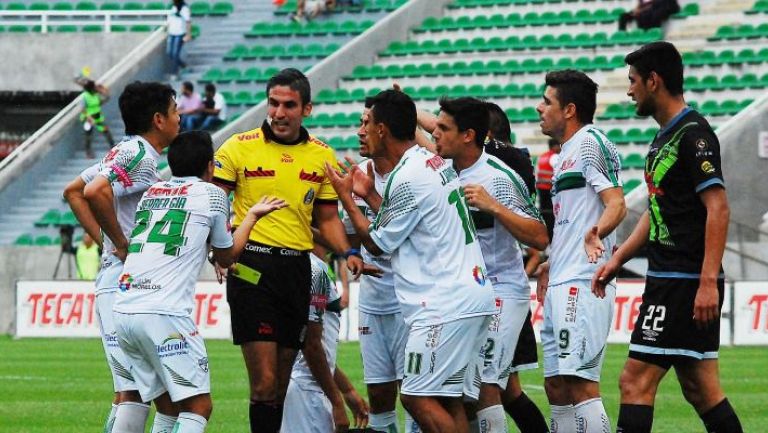 Jugadores del Zacatepec se quejan con el árbitro 