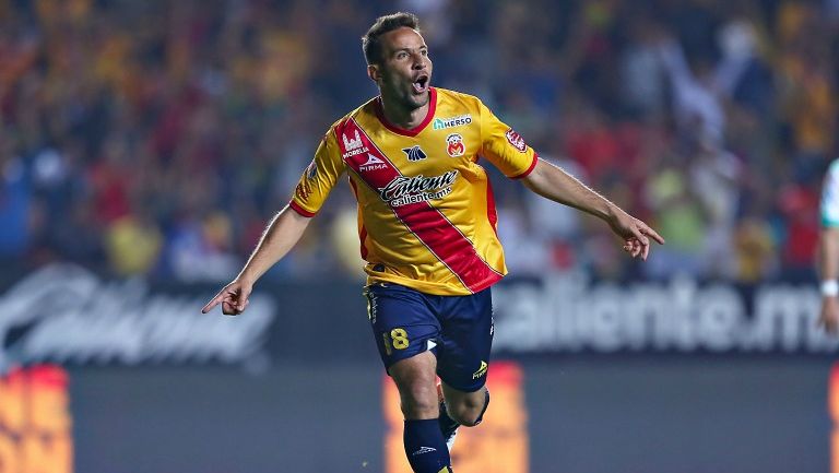 Luis Gabriel Rey celebra un gol con la playera de Monarcas Morelia