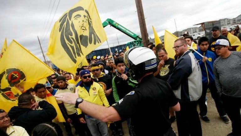 La policía de San José intenta calmar los ánimos entre la porra de América