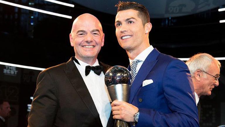 Infantino entrega el premio 'The Best' a Cristiano Ronaldo 