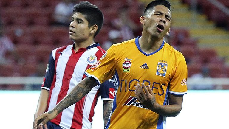 Aquino se lamenta en un juego contra Chivas