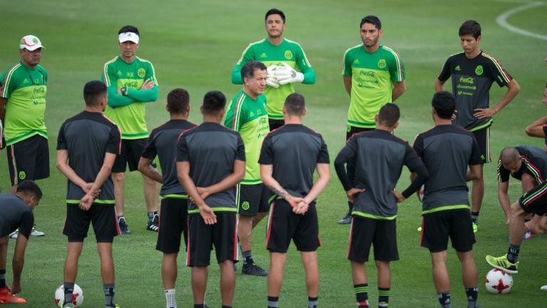 Juan Carlos Osorio habla con los seleccionados del Tri en un entrenamiento