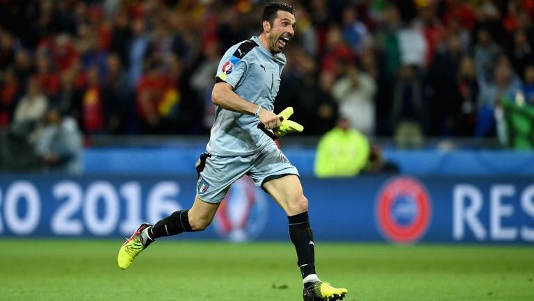 Buffon celebra durante un partido de la Euro 2016