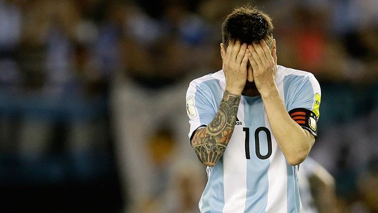 Messi se lamenta tras un fallo en el juego contra Chile