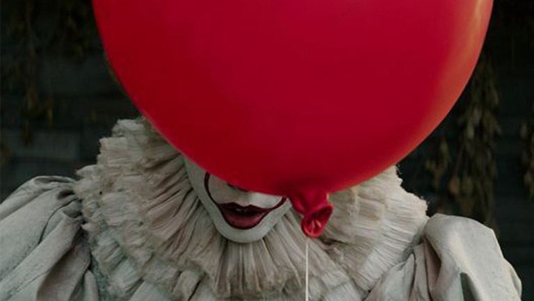 Un globo rojo tapa la cara de Pennywise 