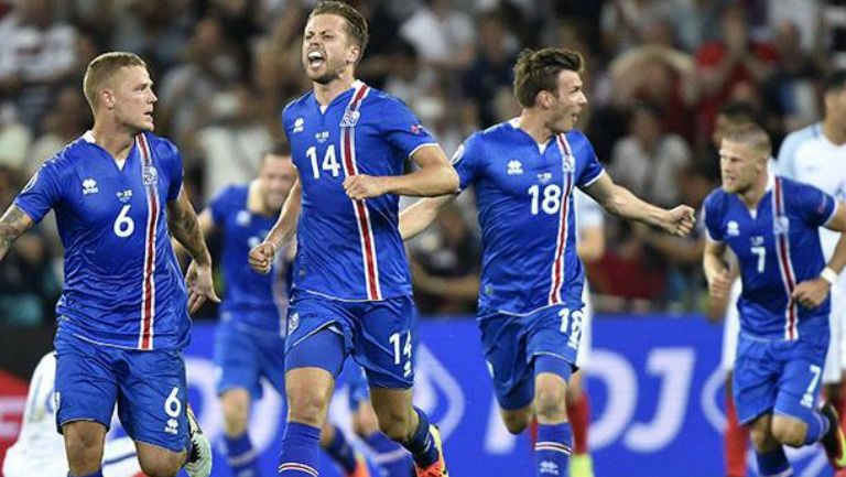 Jugadores de Islandia celebran la victoria frente a Inglaterra en la Euro