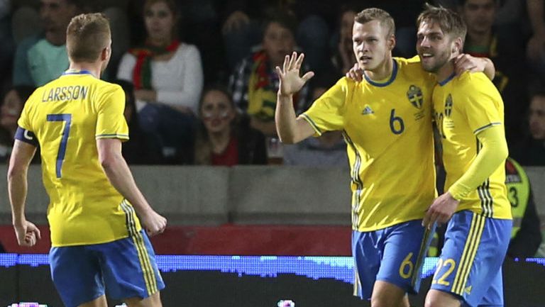 Viktor Claesson festeja con compañeros un gol