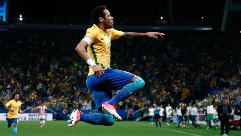 Neymar festeja su tanto contra Paraguay