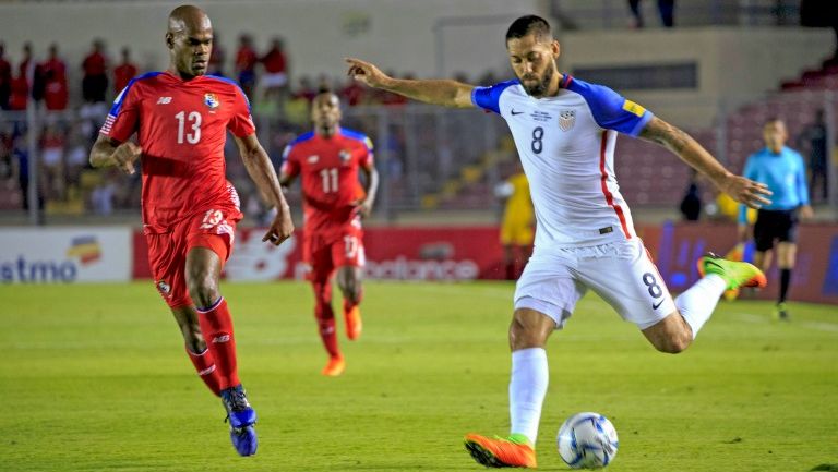 Dempsey prepara un disparo ante la mirada de la zaga canalera