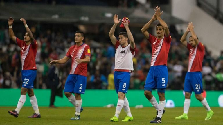 Jugadores de Costa Rica aplauden a su público en el Azteca