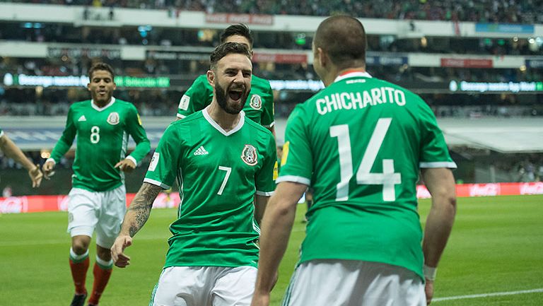 Javier Hernández y Miguel Layún celebran uno de los goles de México frente a Costa Rica