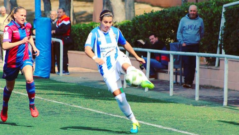 Rangel recibe el balón durante un juego con el Sporting Huelva