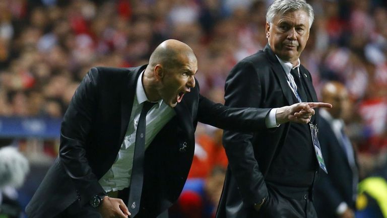 Ancelotti observa las indicaciones de Zidane en un juego del Madrid