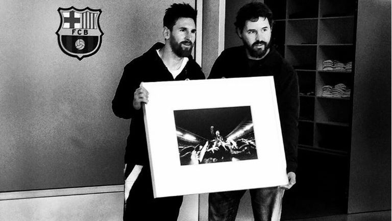 Messi y Santiago Garcés posan junto a la histórica fotografía 