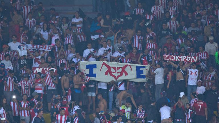 Afición de Chivas apoya a su equipo en el estadio Morelos