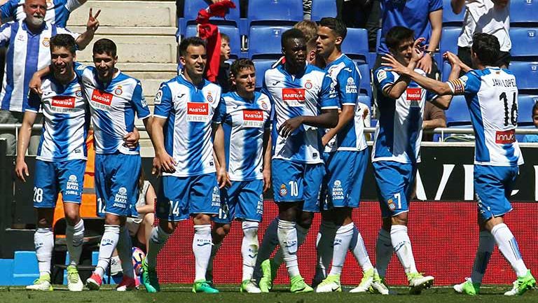 Jugadores del Espanyol celebran la victoria en La Liga