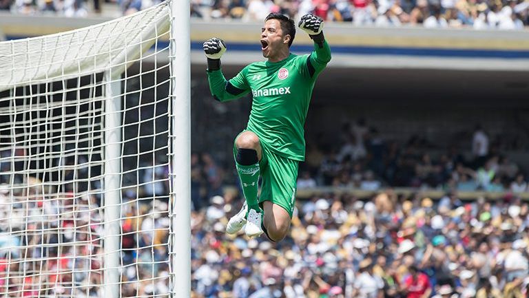 Talavera festeja el gol de Toluca en Ciudad Universitara