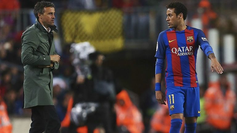 Luis Enrique le da indicaciones a Neymar en el Camp Nou 