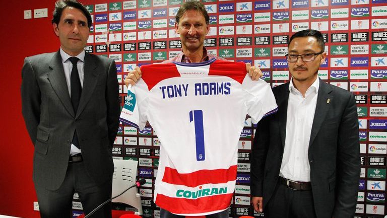 Tony Adams posa con la playera del Granada tras su presentación