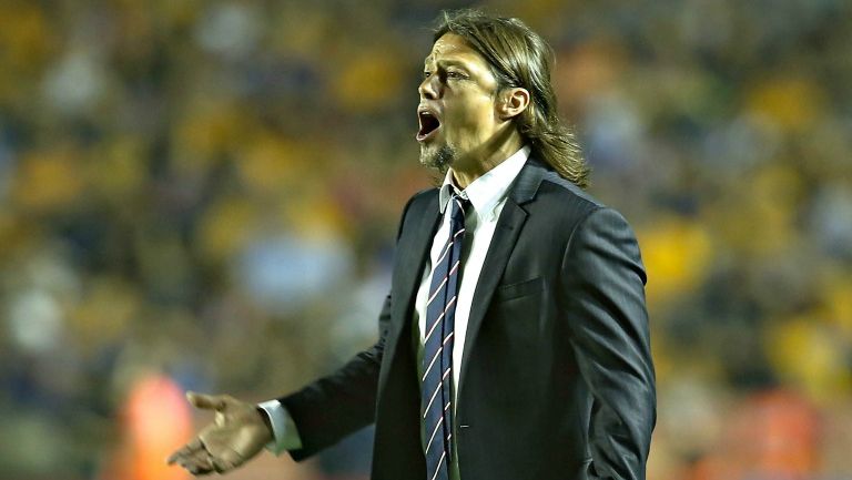 Almeyda grita indicaciones en el Volcán