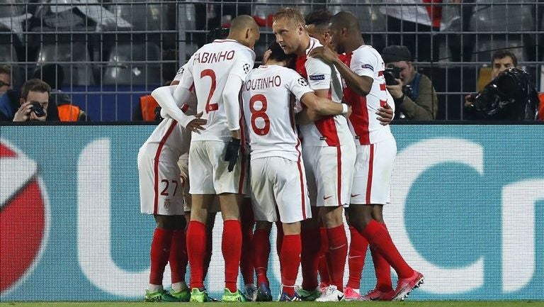 Jugadores del Mónaco celebran gol contra el Borussia Dortmund