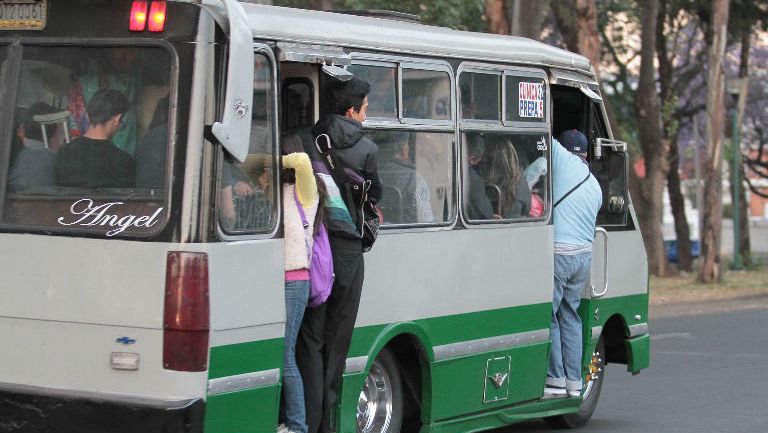 Un microbús circula por las calles de la Ciudad de México