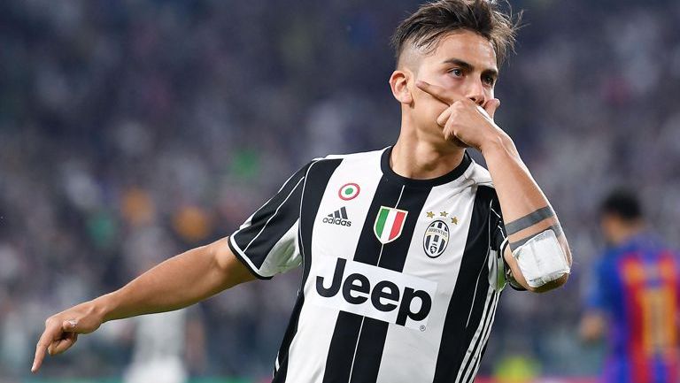 Dybala hace su clásico festejo tras marcarle al Barcelona