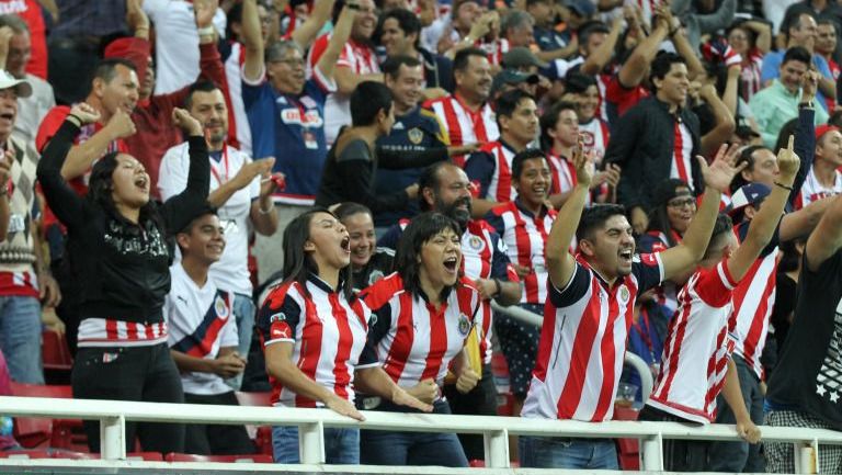 Aficionados de Chivas celebran en un partido del Rebaño