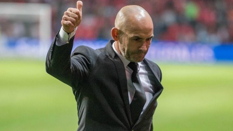 Jémez saluda a la tribuna tras la victoria contra Toluca