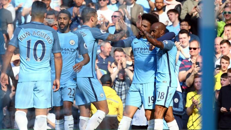 Los futbolistas del Manchester City festejan un gol