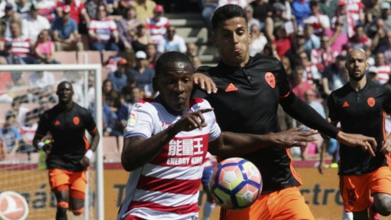 Pervis Estupiñan pelea un balón en el juego contra Valencia