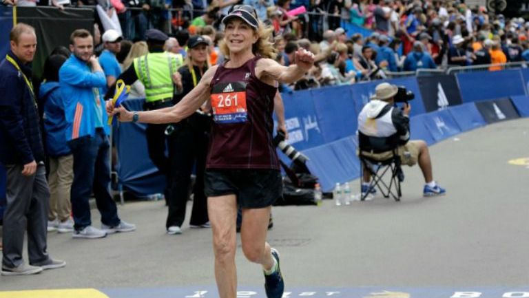 Kathrine Switzer rebasa la línea final del Maratón de Boston 2017
