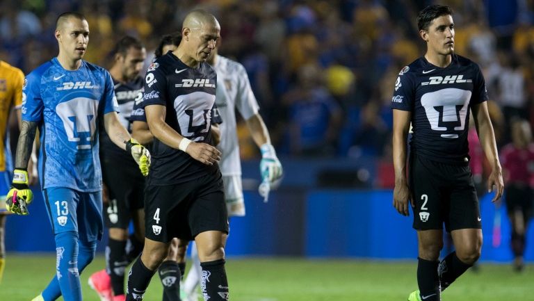 Dario Verón y Josécarlos Van Rankin salen del campo tras ser goleados por Tigres