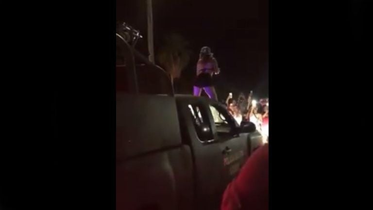 Mujer baila al ritmo de reguetón sobre vehículo militar 